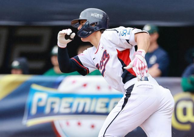 18일 오후 대만 타이베이 톈무야구장에서 열린 세계야구소프트볼연맹WBSC 프리미어12 2024 B조 조별리그 대한민국과 호주의 경기 3회말 1사 2루에서 김도영이 1타점 적시타를 치고 달리고 있다 사진연합뉴스 