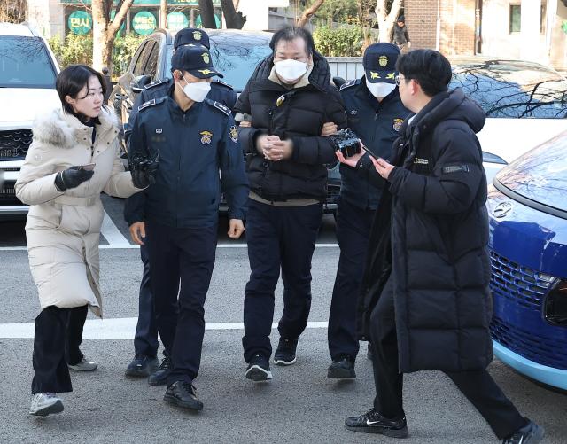 정치자금법 위반 혐의를 받는 이른바 건진법사로 알려진 전성배 씨가 19일 서울 양천구 서울남부지법에서 열린 구속 전 피의자 심문영장실질심사에 출석하며 법정으로 향하고 있다 사진연합뉴스