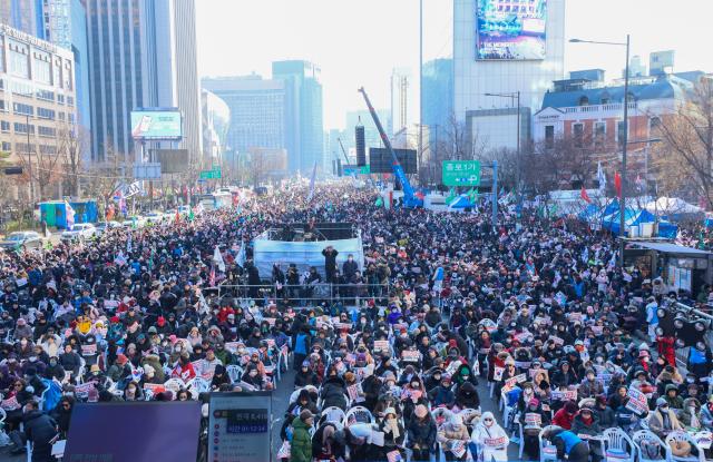 국회에서 윤석열 대통령에 대한 탄핵소추안 재표결이 이뤄지는 14일 오후 서울 광화문 인근에서 탄핵에 반대하는 보수단체 회원들이 목소리를 높이고 있다남궁진웅 기자 timeidajunewscom