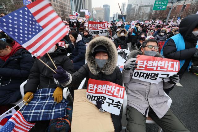 21일 서울 종로구 광화문 동화면세점 앞에서 대한민국바로세우기국민운동본부 주최로 대통령 탄핵 반대 자유민주주의 수호 광화문 국민혁명대회가 열리고 있다 20241221 사진연합뉴스