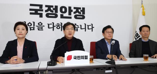 권성동 국민의힘 당 대표 권한대행 겸 원내대표왼쪽 두번째가 22일 오전 국회에서 열린 기자간담회에서 발언하고 있다 사진연합뉴스