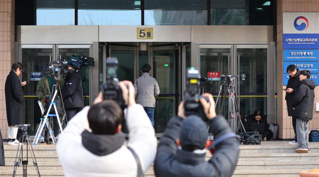 고위공직자범죄수사처공수처가 윤석열 대통령에게 통보한 2차 소환일인 25일 오전 경기 정부과천청사 공수처 모습 공수처는 윤 대통령에게 이날 오전 10시까지 출석해 줄 것을 요청했으나 대통령 측은 이날 출석하지 않았다 사진연합뉴스