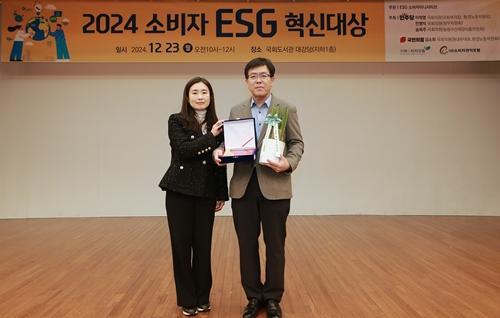 지난 23일 여의도 국회도서관 대강당에서 열린 ‘2024 소비자 ESG 혁신대상’ 시상식에서 김승태 대상㈜ 품질경영실장오른쪽이 시상자 김소희 국민의힘 의원왼쪽과 기념사진을 촬영하고 있다 사진대상