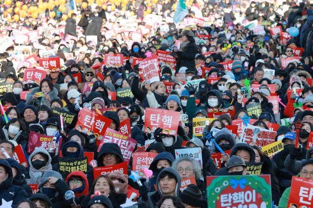 14일 오후 서울 영등포구 여의도 국회 앞에서 열린 윤석열 대통령 탄핵 촉구 집회에서 참석자들이 구호를 외치고 있다 20241214사진유대길 기자 dbeorlf123ajunewscom