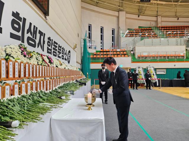 조용익 부천시장이 1일 전남 무안종합스포츠파크에 마련된 항공 참사 합동분향소에 직접 방문해 조의를 표했다 사진부천시