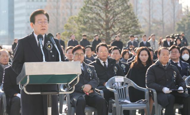 이재명 더불어민주당 대표가 3일 오전 서울 여의도 국회에서 열린 김수한 전 국회의장 국회장 영결식에서 조사를 하고 있다 사진연합뉴스