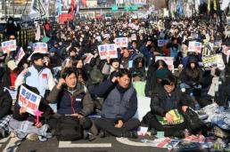 즉각 체포 민주노총 vs 대통령 지키자 尹지지자··· 관저 앞 400m 두고 대치 이어져