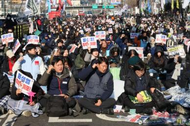 즉각 체포 민주노총 vs 대통령 지키자 尹지지··· 관저 앞 400m 두고 대치 이어져