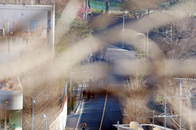 고위공직자범죄수사처공수처가 윤석열 대통령의 체포영장 집행에 나선 3일 오전 서울 용산구 한남동 대통령 관저 경내로 사람들이 올라가고 있다 20250103사진유대길 기자 dbeorlf123ajunewscom