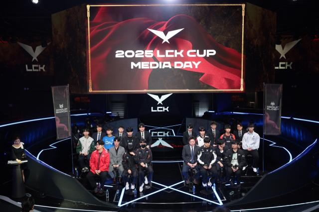 2025 LCK 컵 미디어데이
8일 서울 종로구 LCK아레나에서 열린 2025 리그 오브 레전드 챔피언스 코리아LCK 미디어데이에서 바론왼쪽 장로 그룹 선수와 감독들이 자리하고 있다사진연합뉴스