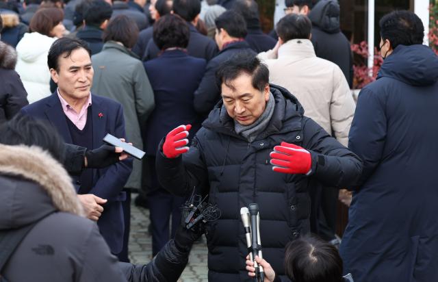 김기현 국민의힘 의원이 6일 오후 서울 용산구 대통령 관저 앞에서 입장발표를 마친 뒤 취재진 질문에 답하고 있다 사진연합뉴스