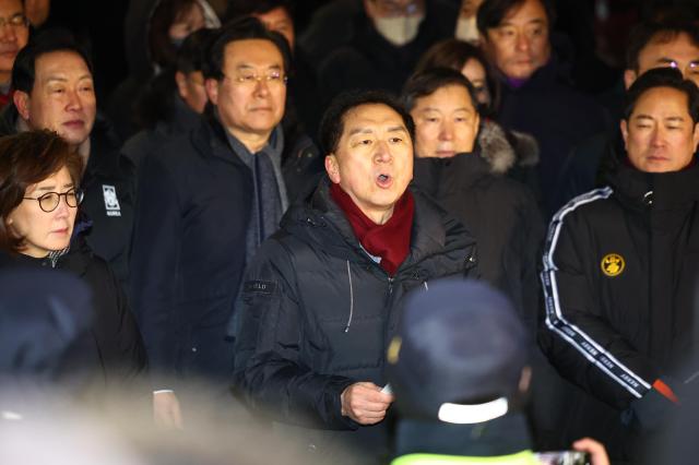 고위공직자범죄수사처공수처와 경찰이 윤석열 대통령에 대한 2차 체포영장 집행에 나선 15일 서울 용산구 한남동 대통령 관저 입구에서 국민의힘 김기현 의원이 입장발표를 하고 있다 사진연합뉴스