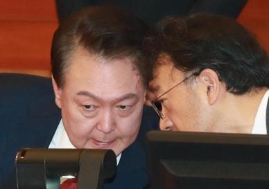 내란 혐의 尹 구속기소…1심 선고 7월 말