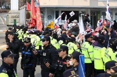 [포토] 서울구치소 앞 윤 대통령 지지자들