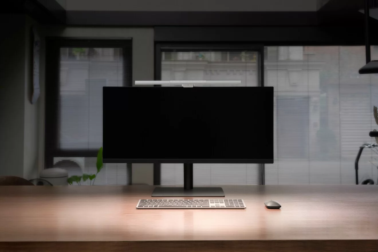 ScreenBar monitor light bars offer adjustable brightness and color temperatures and adapt to individual needs, reducing glare and preventing eye strain, creating an ergonomic lighting environment.