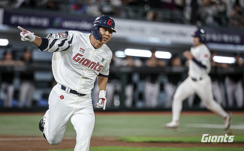 롯데 외야수 이정훈은 4일 사직구장에서 열린 '2024 신한 SOL Bank KBO 리그' KT와 팀 간 14차전 경기에서 7회말 대타로 출전했다. 1타점 적시타를 터트려 팀 승리에 힘을 보탰다. 롯데 자이언츠