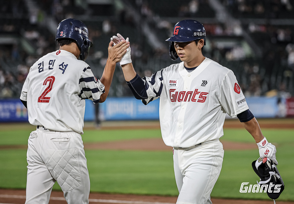 롯데 외야수 이정훈(오른쪽)은 4일 사직구장에서 열린 '2024 신한 SOL Bank KBO 리그' KT와 팀 간 14차전 경기에서 7회말 대타로 출전했다. 1타점 적시타를 터트려 팀 승리에 힘을 보탰다. 롯데 자이언츠