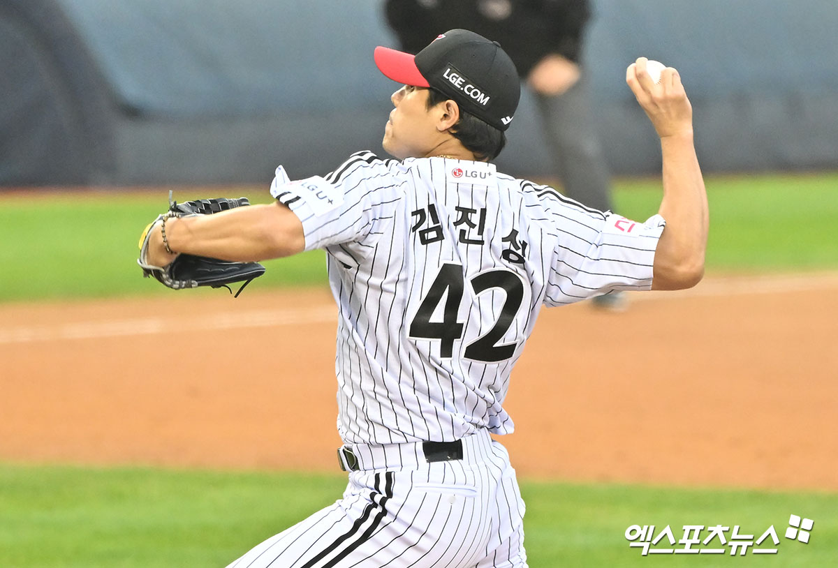 6일 오후 서울 송파구 잠실야구장에서 열린 '2024 신한 SOL Bank KBO 포스트시즌' KT 위즈와 LG 트윈스의 준플레이오프 2차전 경기, 8회초 LG 김진성이 공을 힘차게 던지고 있다. 엑스포츠뉴스 DB