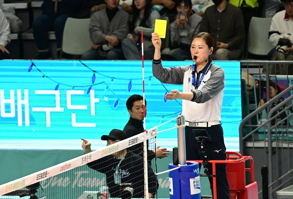 강주희 주심이 25일 여자프로배구 GS칼텍스와 현대건설의 경기에서 GS칼텍스 이영택 감독에게 옐로카드를 주고 있다. KOVO