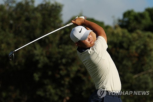 김주형이 11일 미국 하와이에서 열린 PGA 투어 소니오픈 2라운드에서 티샷하고 있다. AFP/연합뉴스