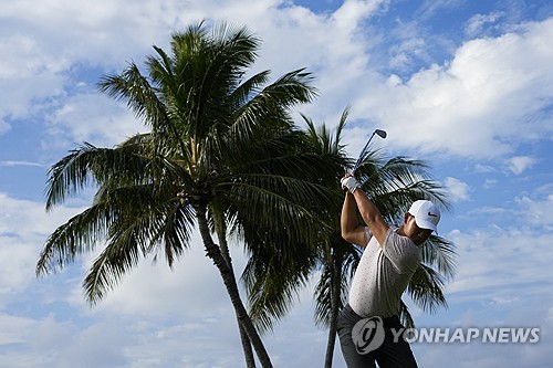 김주형이 10일 미국 하와이에서 열린 PGA 투어 소니오픈 1라운드에서 샷하고 있다. AP/연합뉴스