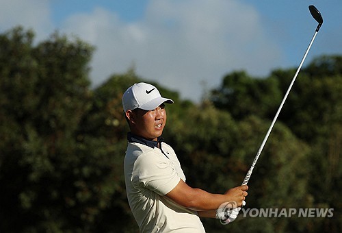 김주형이 11일 미국 하와이에서 열린 PGA 투어 소니오픈 2라운드에서 티샷 후 타구를 바라보고 있다. AFP/연합뉴스