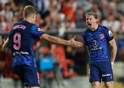 Gallagher (derecha) celebra el gol del empate con Sorloth (izquierda) en el partido contra el Rayo este domingo.