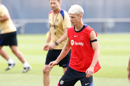 Dani Olmo durante un entrenamiento con el FC Barcelona.