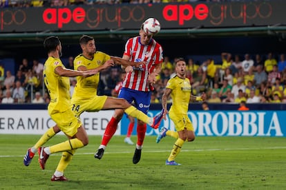 Sorloth marca el empate a dos con este cabezazo en el Villarreal-Atlético disputado este lunes en el estadio de La Cerámica.