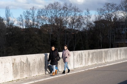 Dos mujeres cruzan uno de los puentes de Tudela de Duero (Valladolid).