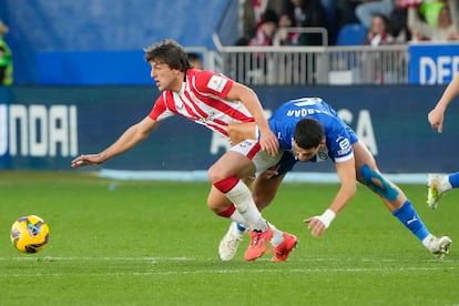 Abdelkabir Abqar (derecha) y Unai Gómez durante el partido entre el Alavés y el Athletic Club este domingo.