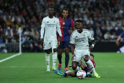  El delantero del Real Madrid Vinicius Jr. cae tras la entrada de Marc Casadó, del FC Barcelona.