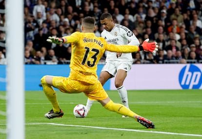  Kylian Mbappe marca un gol anulado posteriormente por fuera de juego. 