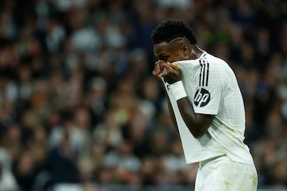  El delantero del Real Madrid Vinicius Jr. se lamenta durante el partido entre el Real Madrid y el FC Barcelona.