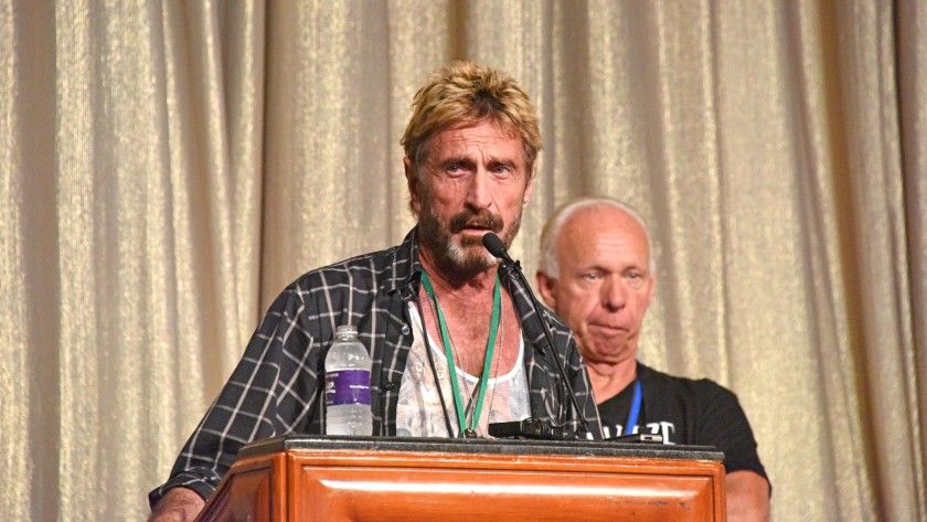 John McAfee (hier während eines Vortrags auf der DEFCON 2014) ist tot. So reagiert die Cybersecurity-Branche.