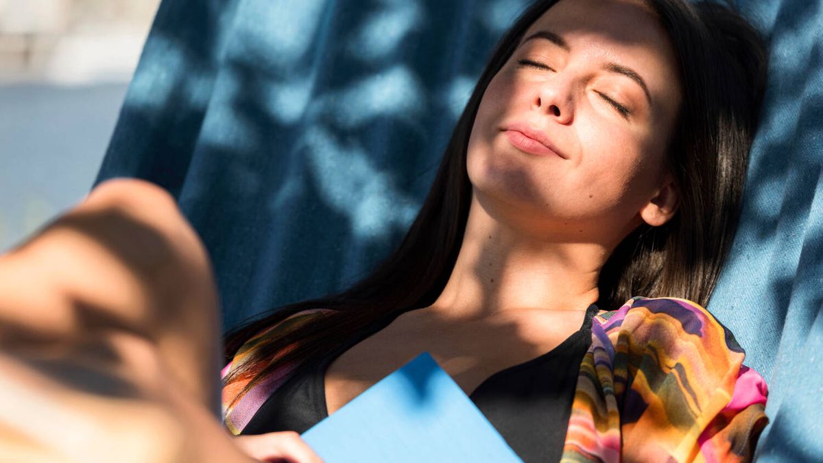 Este psicólogo explica por qué el momento del día en el que tomas el sol afecta a tu calidad del sueño