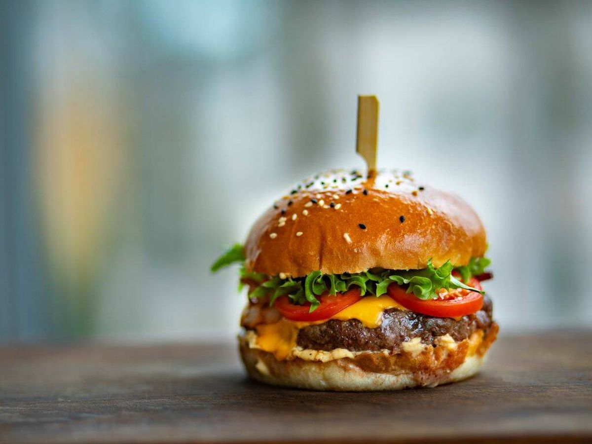 Foto: La burger perfecta con el truco de la Coca Cola (Valeria Boltneva/Pexels)