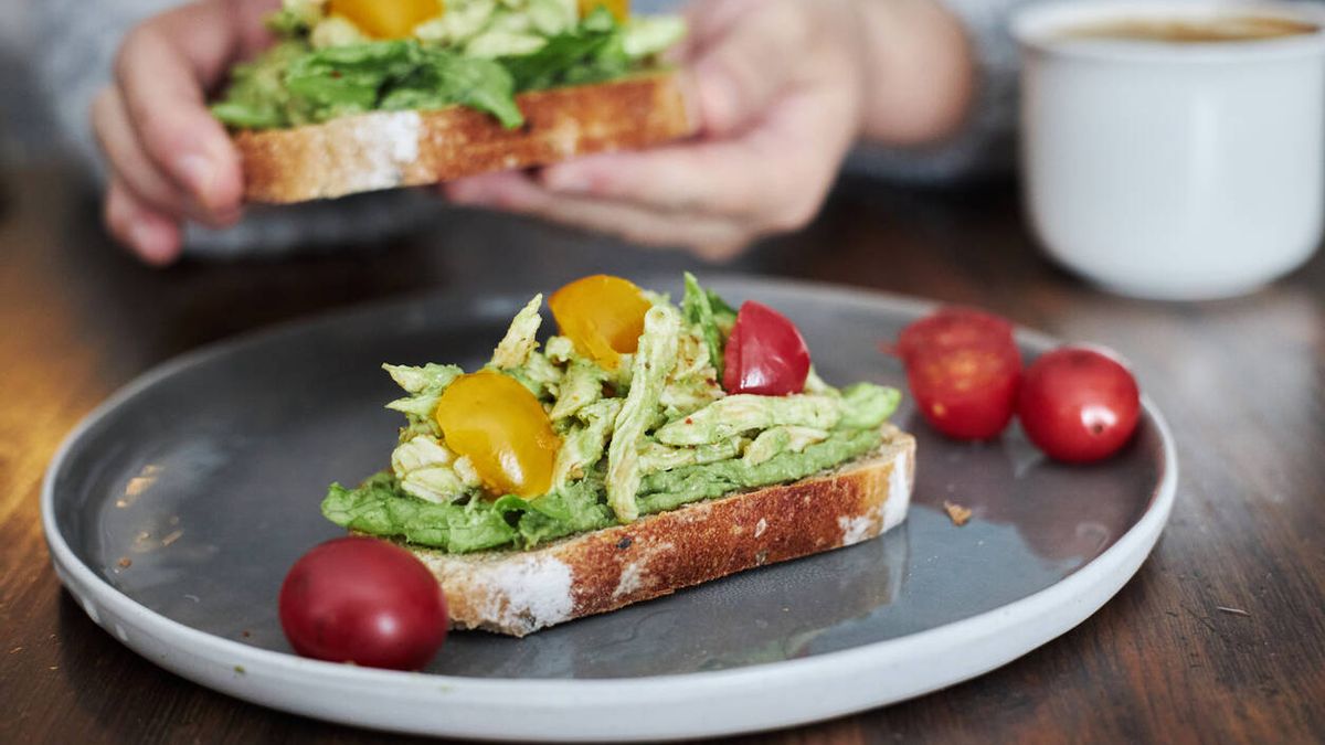 Una nutricionista explica qué alimentos saludables pueden estar impidiendo que adelgaces