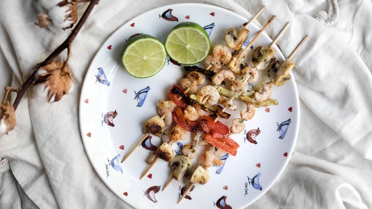 Receta: brochetas de gambas con lima, las estrellas de las barbacoas