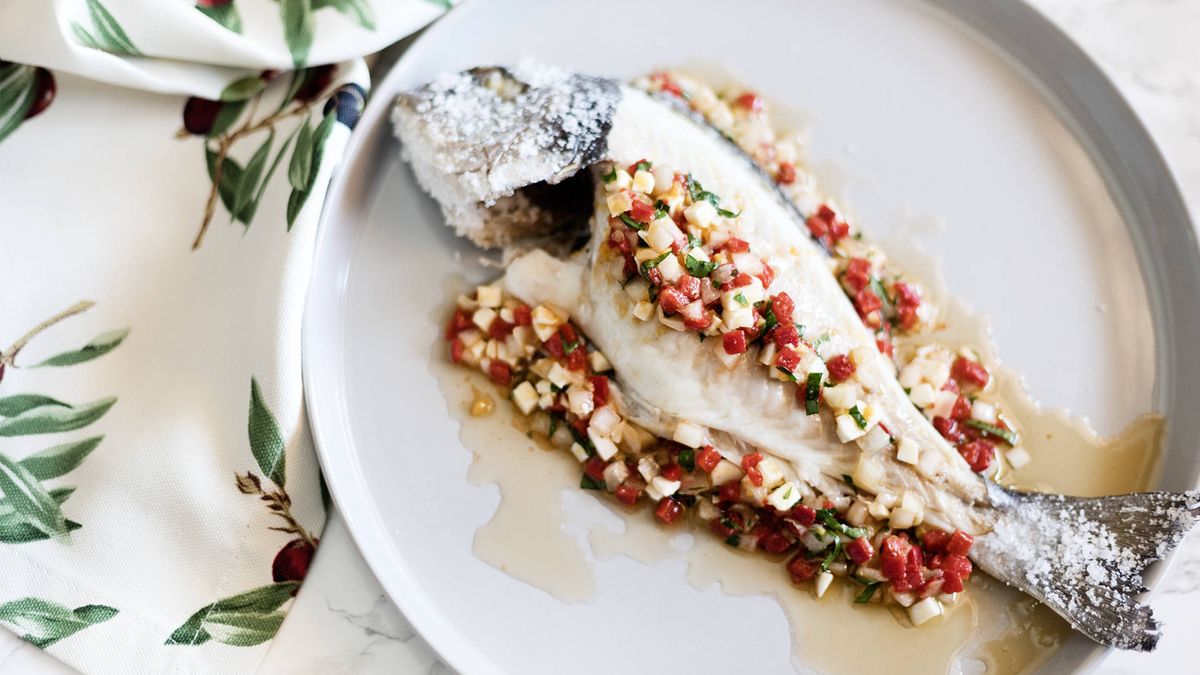 Dorada a la sal con vinagreta, pescado en costra salina con salsa multicolor