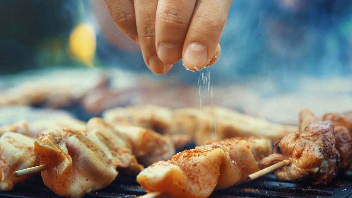 Aprende a preparar un delicioso pincho moruno con mojo verde: esta es la receta paso a paso