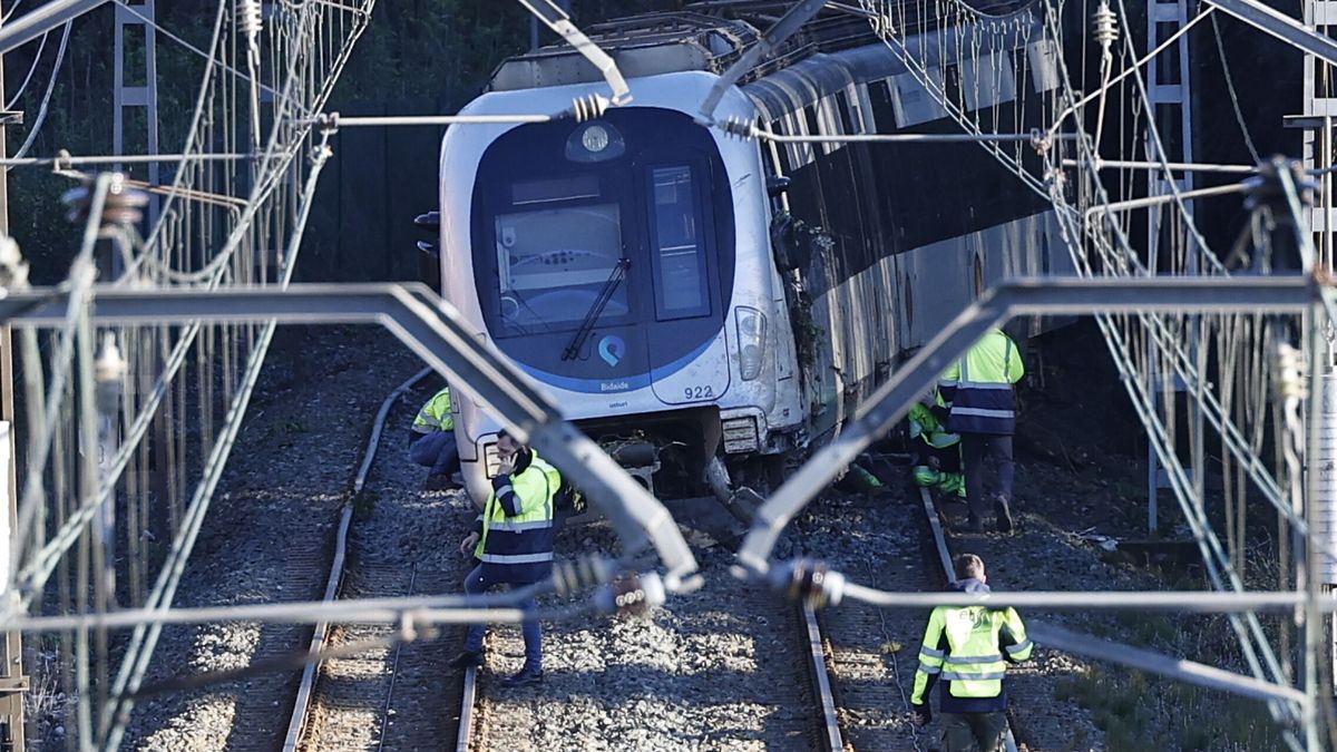 Descarrila un convoy de Euskotren al toparse con un desprendimiento en Usansolo (Bizkaia)