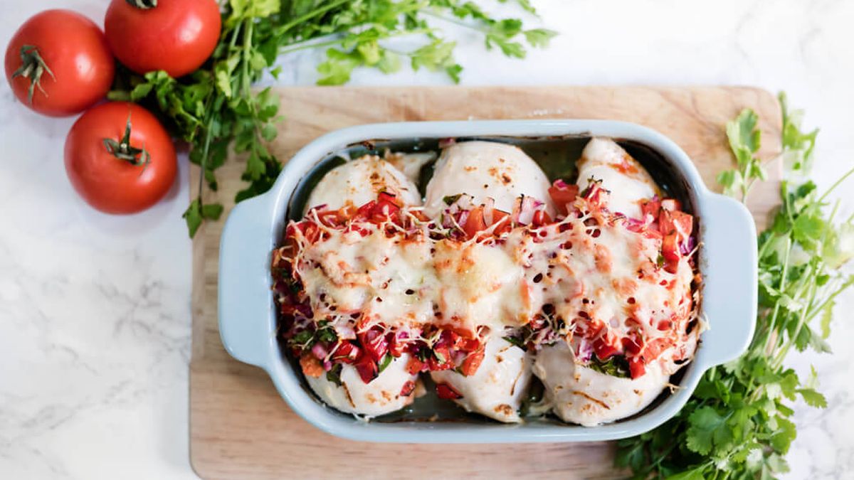 Pechugas de pollo gratinadas con pico de gallo, una receta de horno muy jugosa