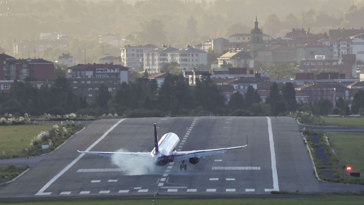 Al menos cuatro vuelos desviados en el aeropuerto de Bilbao por vientos de más de 100 por hora