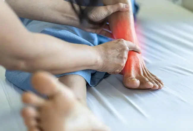 To treat tendonitis in the foot, stop all physical activities. Use the RICE method: Rest, Ice, Compression, Elevation.