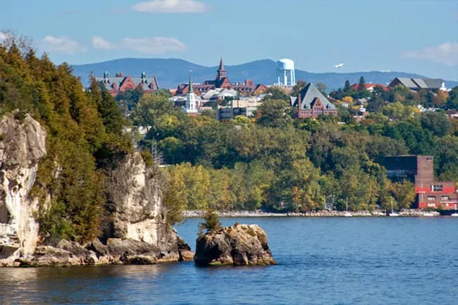 Located near the U.S.-Canada border, Burlington is home to 279,000 residents who enjoy fresh, grade-A air. 