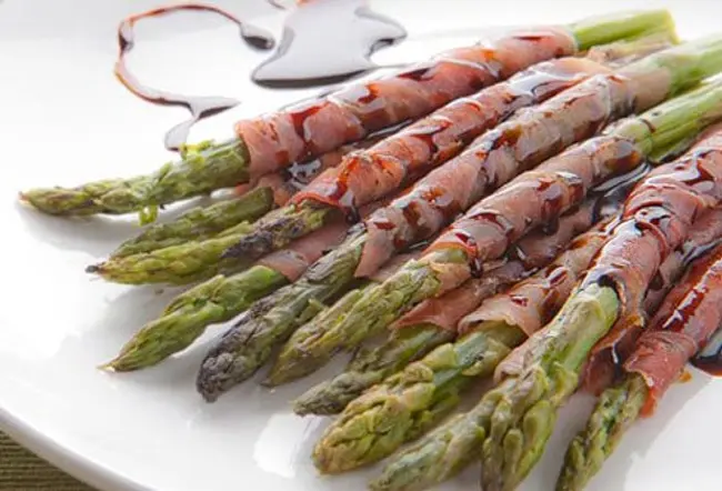 Photo of asparagus and prosciutto.