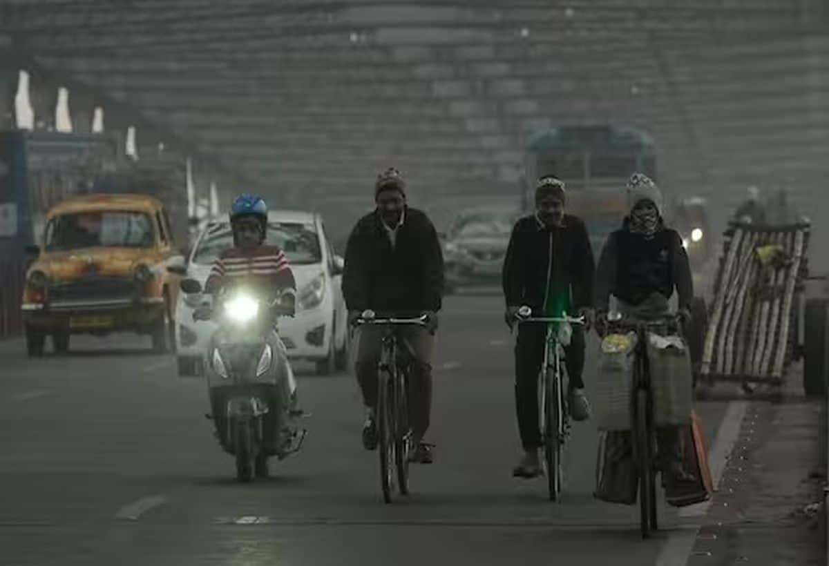 Weather Update: दिल्ली-NCR समेत कई राज्यों में ठंड से ठिठुरन, फ्लाइट्स हुईं डिले, 51 ट्रेनें लेट, 15 राज्यों में बारिश का अलर्ट