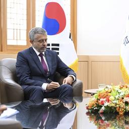 Kim Hong Kyun (r) trifft in Seoul mit Georgi Sinowjew zusammen.