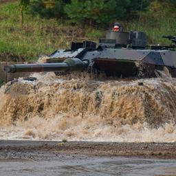 Ein Kampfpanzer vom Typ "Leopard 2A6" fährt durch ein Wasserbecken. (Archiv)